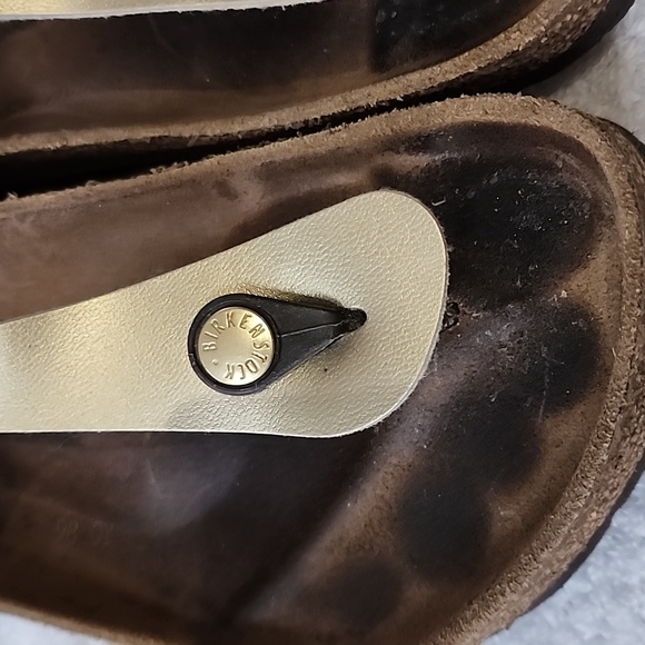Birkenstock Gizeh Womens Gold Sandals  Size 7 Preowned - Picture 2 of 10